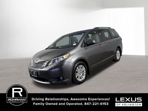 Used 2017 Toyota Sienna XLE image 2