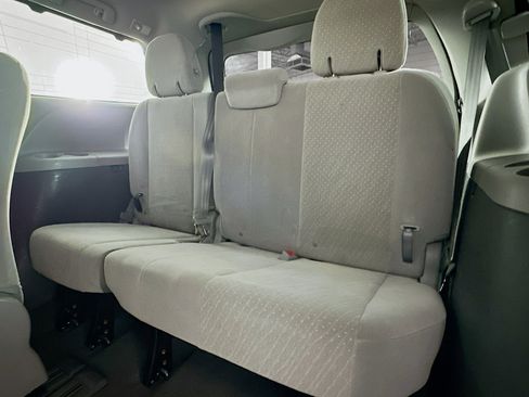 Used 2019 Toyota Sienna LE image 27