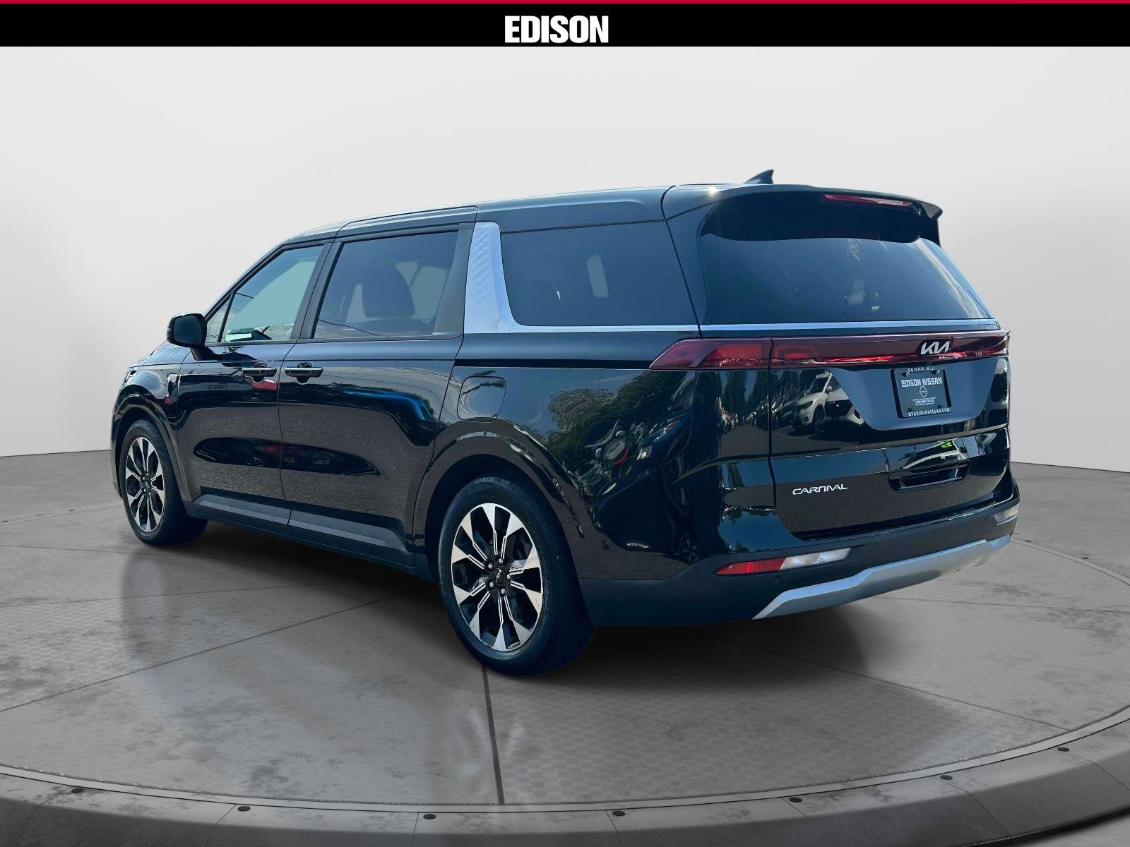 Used 2024 Kia Carnival EX FWD image 5
