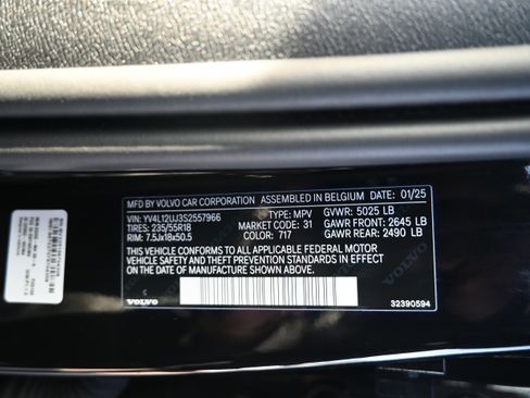 Used 2025 Volvo XC40 B5 Core image 33