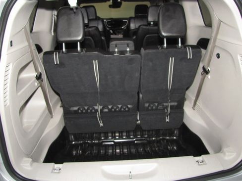 Used 2023 Chrysler Pacifica Touring-L image 14