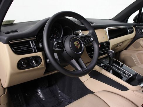 Certified 2025 Porsche Macan image 4