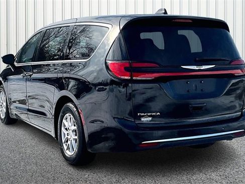 Used 2024 Chrysler Pacifica Touring-L image 11