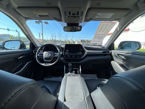 Certified 2024 Toyota Highlander XLE AWD/4WD image 19