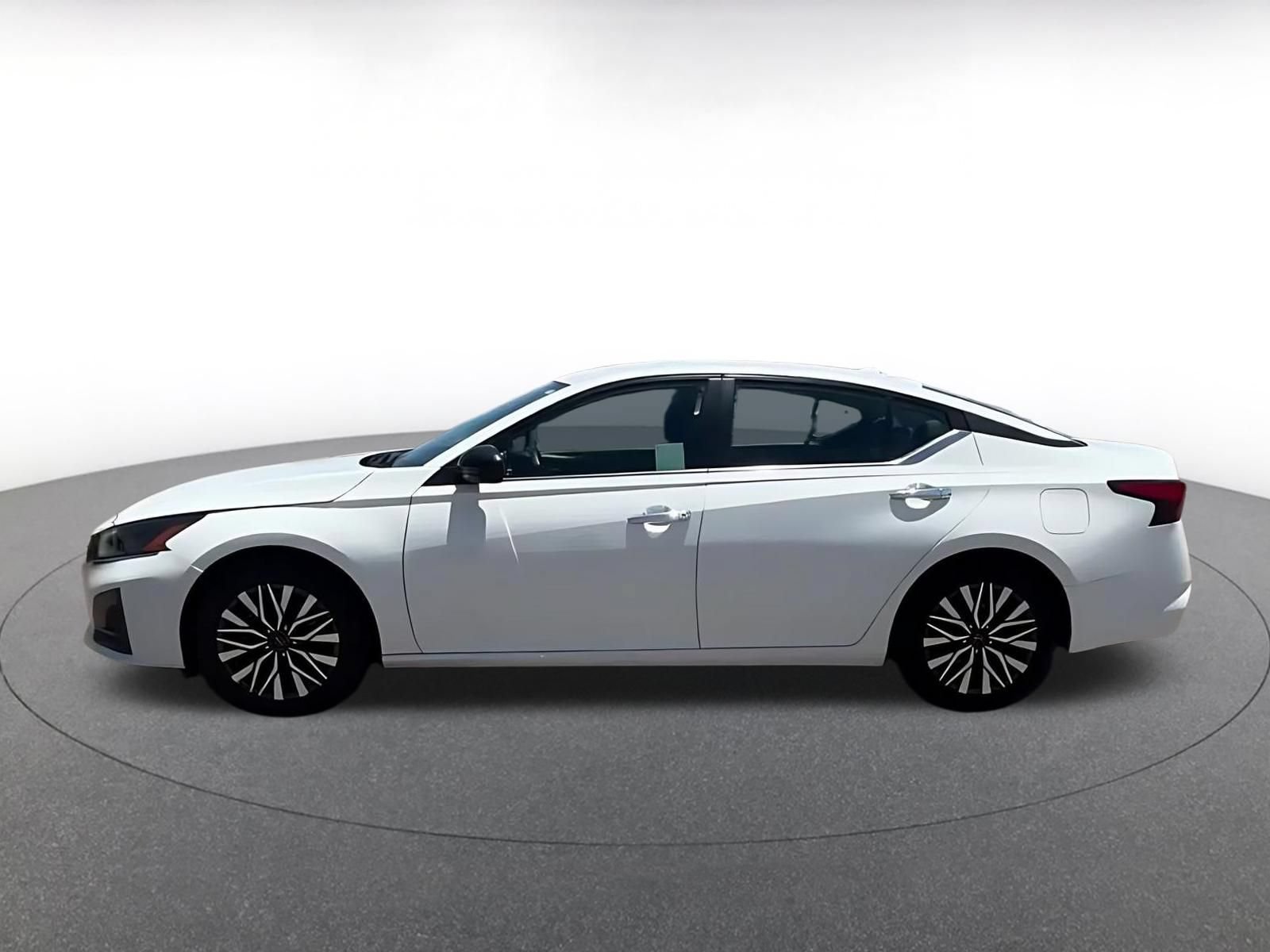 Used 2025 Nissan Altima 2.5 SV FWD image 10
