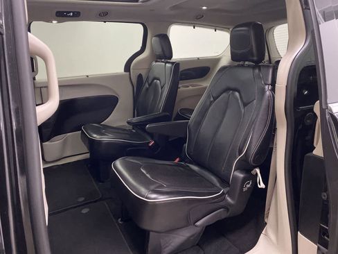 Used 2023 Chrysler Pacifica Limited image 17