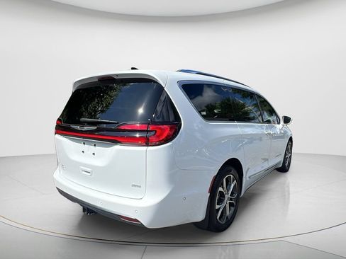 Used 2024 Chrysler Pacifica Pinnacle w/ Trailer Tow Group AWD/4WD image 5