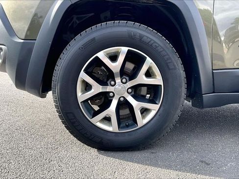 Used 2015 Jeep Cherokee Trailhawk w/ Comfort/Convenience Group AWD/4WD image 31
