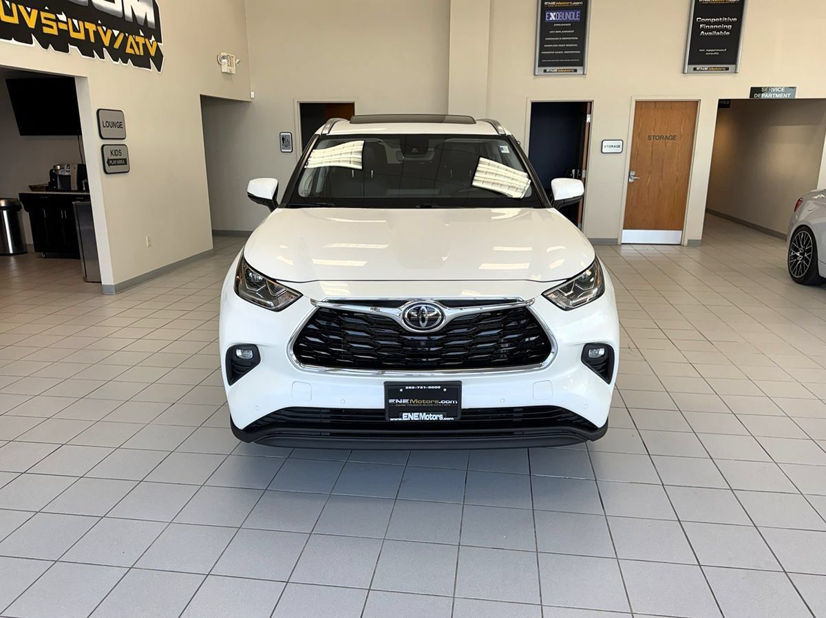 Used 2021 Toyota Highlander Limited AWD/4WD image 3