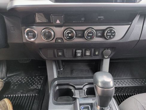 Used 2018 Toyota Tacoma TRD Sport image 18