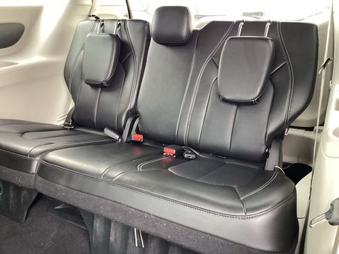 Used 2024 Chrysler Pacifica Touring-L image 17