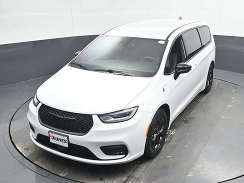 Used 2024 Chrysler Pacifica Limited FWD image 43