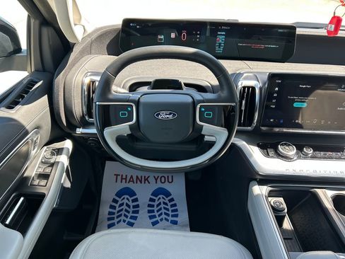 Used 2025 Ford Expedition Platinum image 15