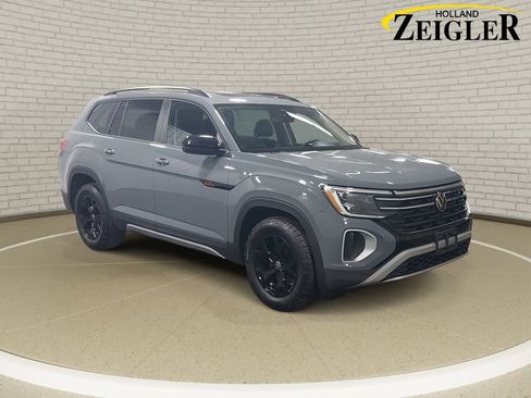 Used 2024 Volkswagen Atlas Peak Edition SEL image 3