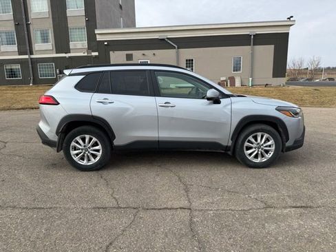 Used 2023 Toyota Corolla Cross LE w/ Moonroof Package image 12