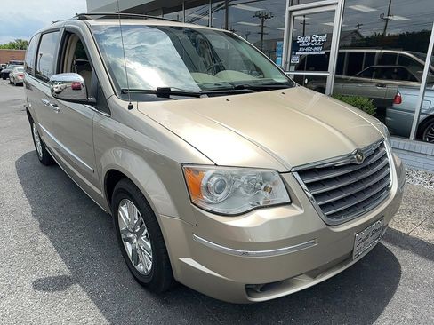 Used 2008 Chrysler Town & Country Limited image 2
