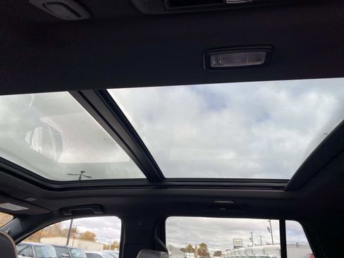 Used 2022 GMC Yukon SLT w/ SLT Premium Package image 12