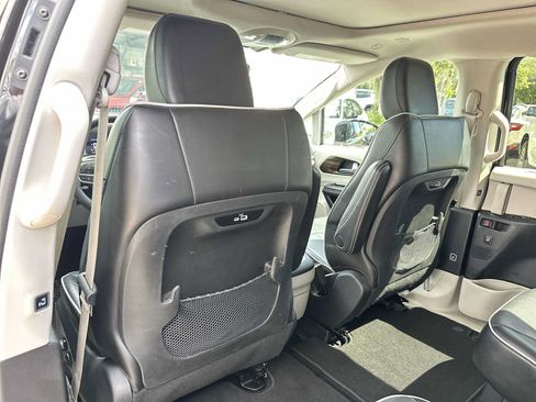 Used 2023 Chrysler Pacifica Limited FWD image 16