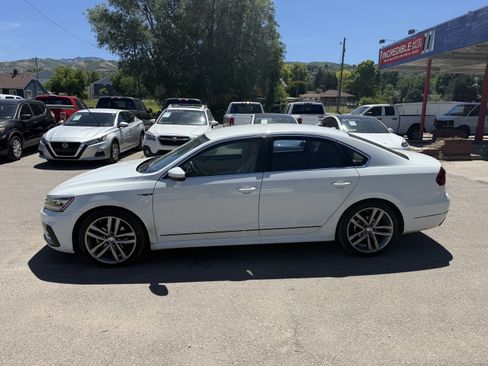 Used 2017 Volkswagen Passat 1.8T R-Line w/ R-Line Lighting Package FWD image 7