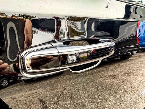 Used 2025 Chevrolet Suburban High Country image 16