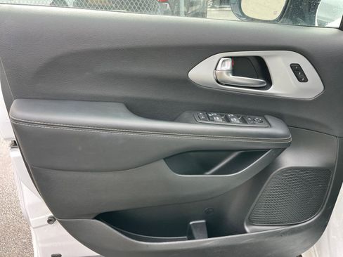 Used 2025 Chrysler Pacifica Limited image 18