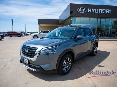Used 2025 Nissan Pathfinder SL image 1