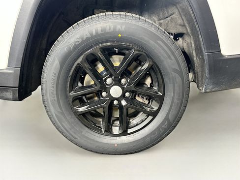 Used 2022 Jeep Grand Cherokee L Laredo RWD image 11