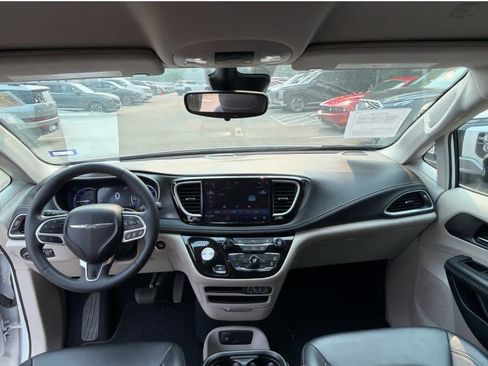 Used 2024 Chrysler Pacifica Limited FWD image 7