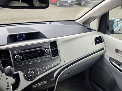 Used 2014 Toyota Sienna LE AWD/4WD image 37