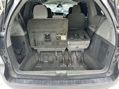 Used 2018 Toyota Sienna LE FWD image 33