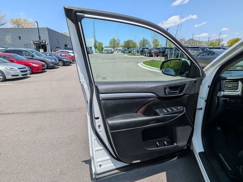 Used 2019 Toyota Highlander XLE AWD/4WD image 14