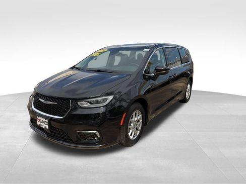 Used 2023 Chrysler Pacifica Touring-L FWD image 5