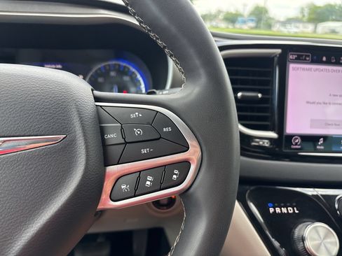 Used 2023 Chrysler Pacifica Touring-L FWD image 11