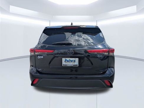 Used 2022 Toyota Highlander LE FWD image 6