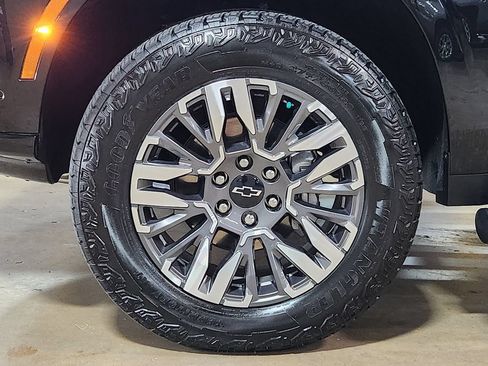 Used 2025 Chevrolet Suburban Z71 w/ Z71 Off-Road Package AWD/4WD image 28