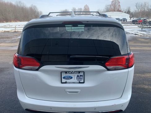 Used 2017 Chrysler Pacifica Touring-L Plus w/ Tire & Wheel Group image 5