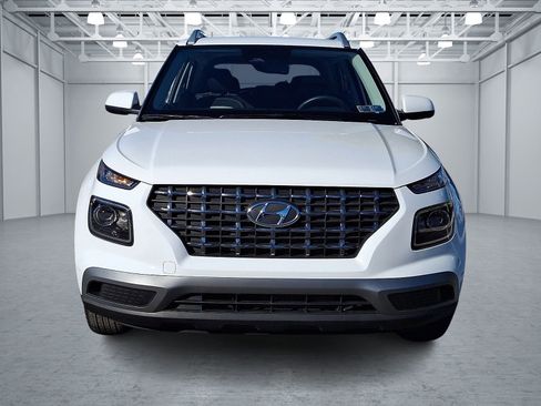 Certified 2025 Hyundai Venue SEL FWD image 2