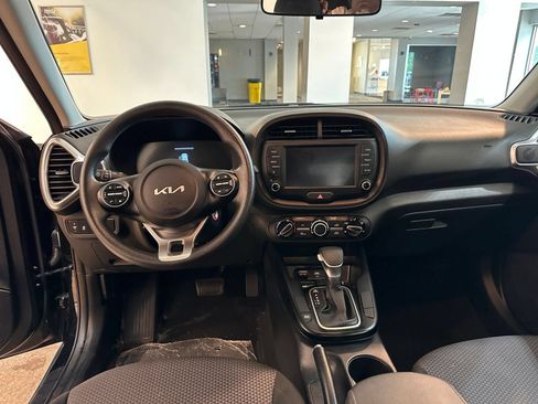 Used 2025 Kia Soul LX w/ LX Technology Package FWD image 34