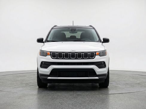Used 2025 Jeep Compass Limited AWD/4WD image 2