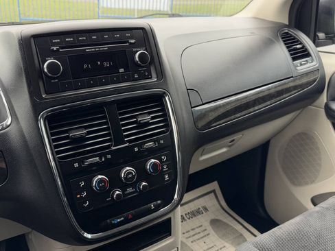 Used 2017 Dodge Grand Caravan SE FWD image 18