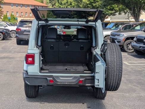 Used 2024 Jeep Wrangler Unlimited Sahara w/ Technology Group AWD/4WD image 30