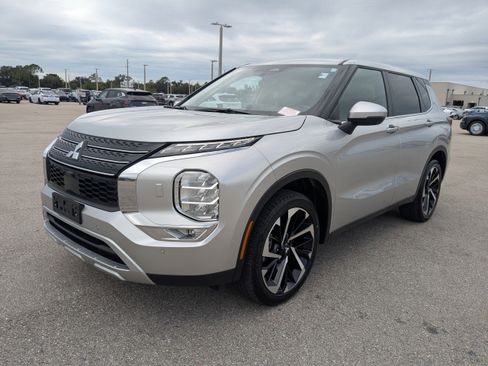 Used 2023 Mitsubishi Outlander SE image 9