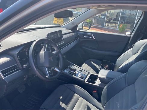 Used 2024 Mitsubishi Outlander SE image 9