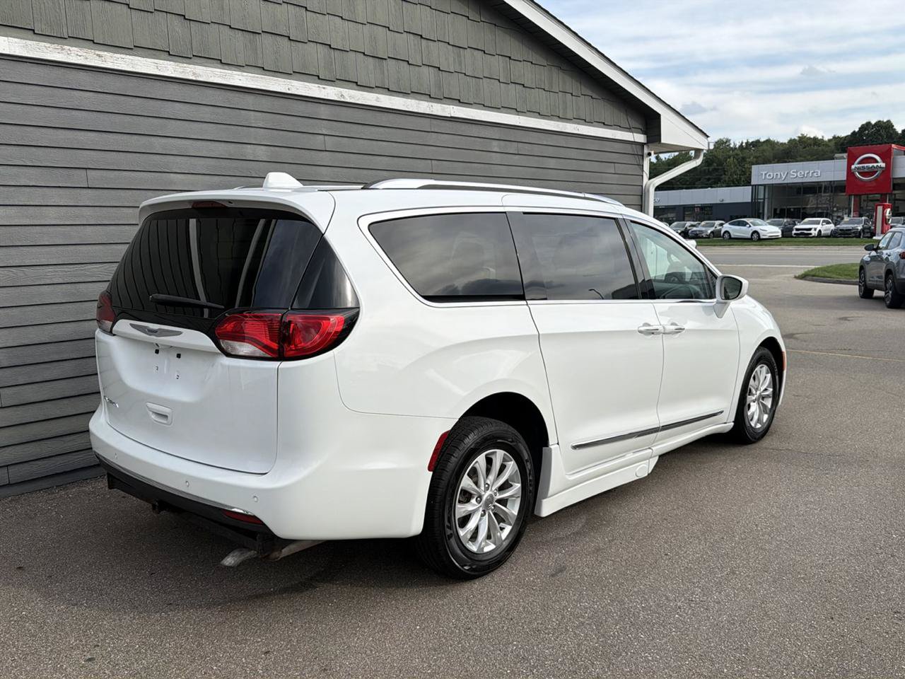 Used 2018 Chrysler Pacifica Touring-L FWD image 15