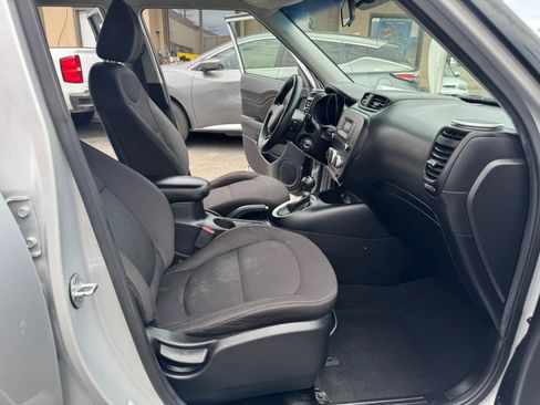 Used 2016 Kia Soul FWD image 10