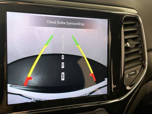 Used 2022 Jeep Grand Cherokee Laredo X image 14