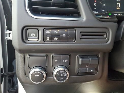 Used 2024 GMC Yukon XL SLT w/ SLT Luxury Package image 29