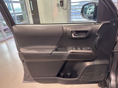 Used 2019 Toyota Tacoma TRD Sport image 13