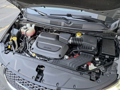 Used 2025 Chrysler Pacifica Select FWD image 9
