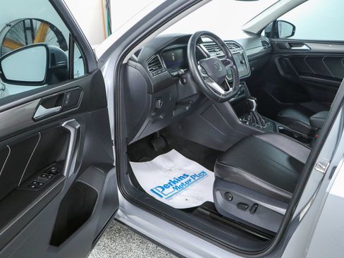 Used 2023 Volkswagen Tiguan SE FWD image 3